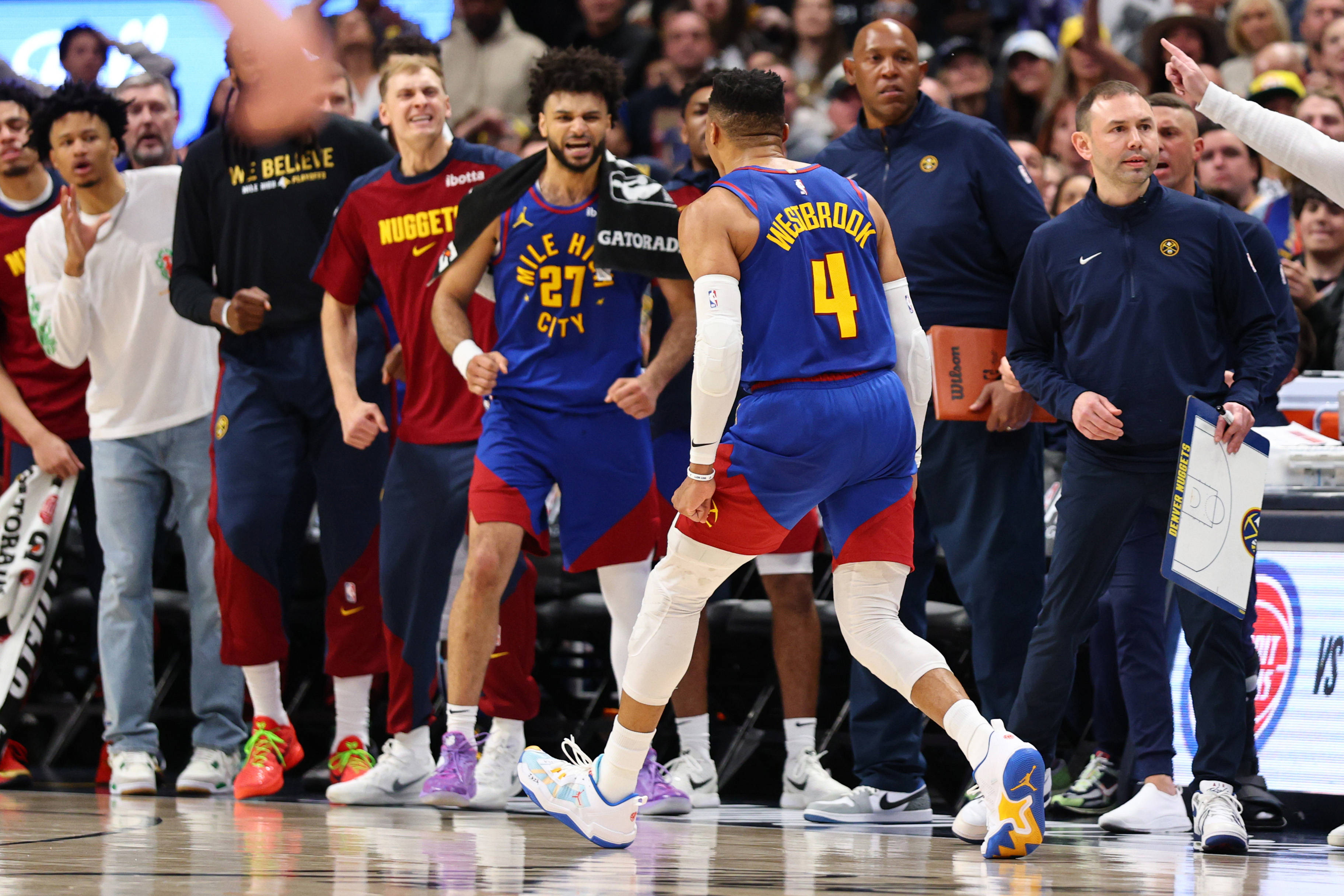 NBA季后赛加时末段再迎强敌，休斯敦火箭内部沟通，主帅态度：质疑声仍在，轮换策略成焦点的简单介绍