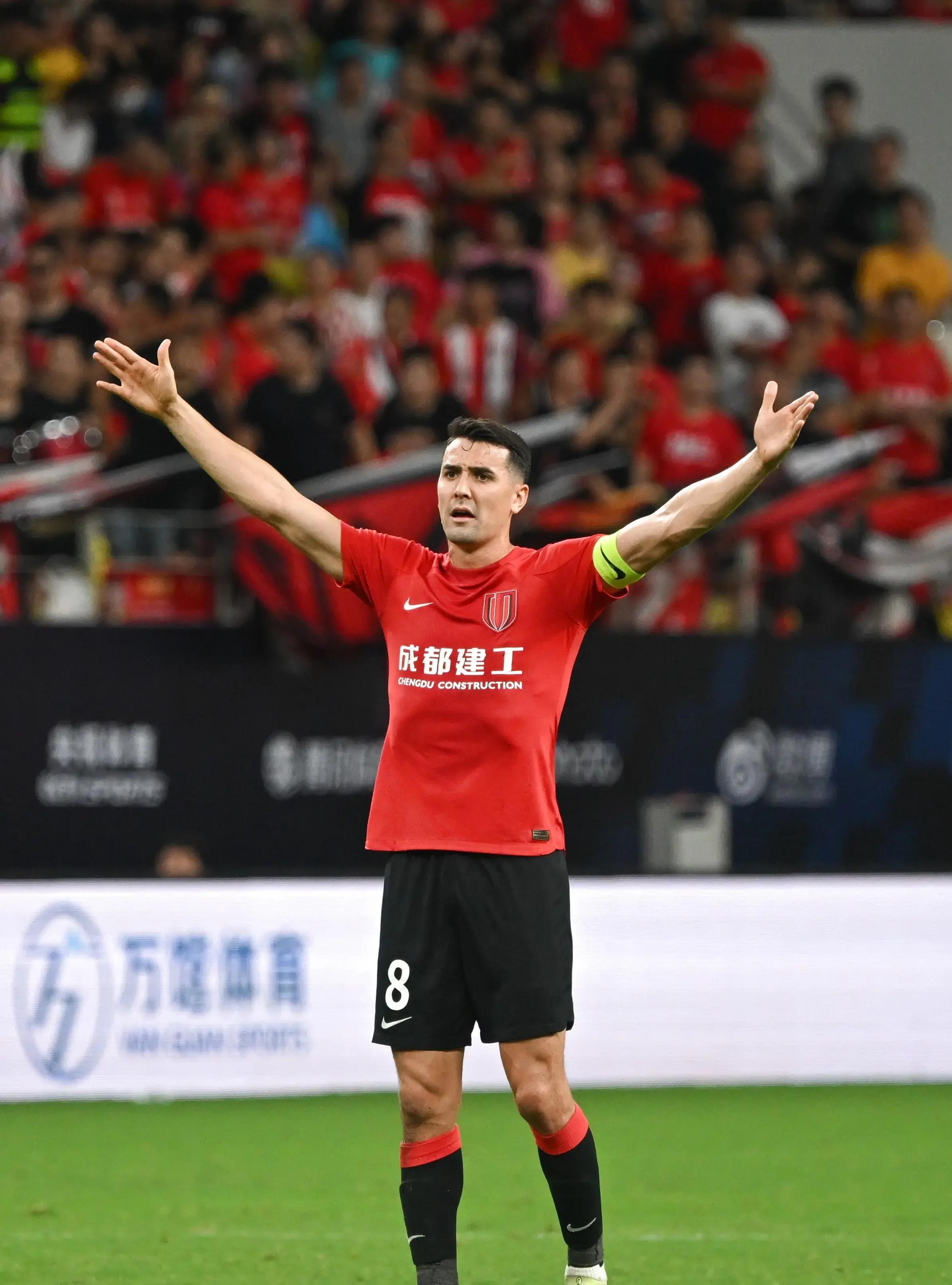 包含转会期荷甲传出新动向；本菲卡战术微调；管理层表态：更衣室稳定；控场能力受关注的词条